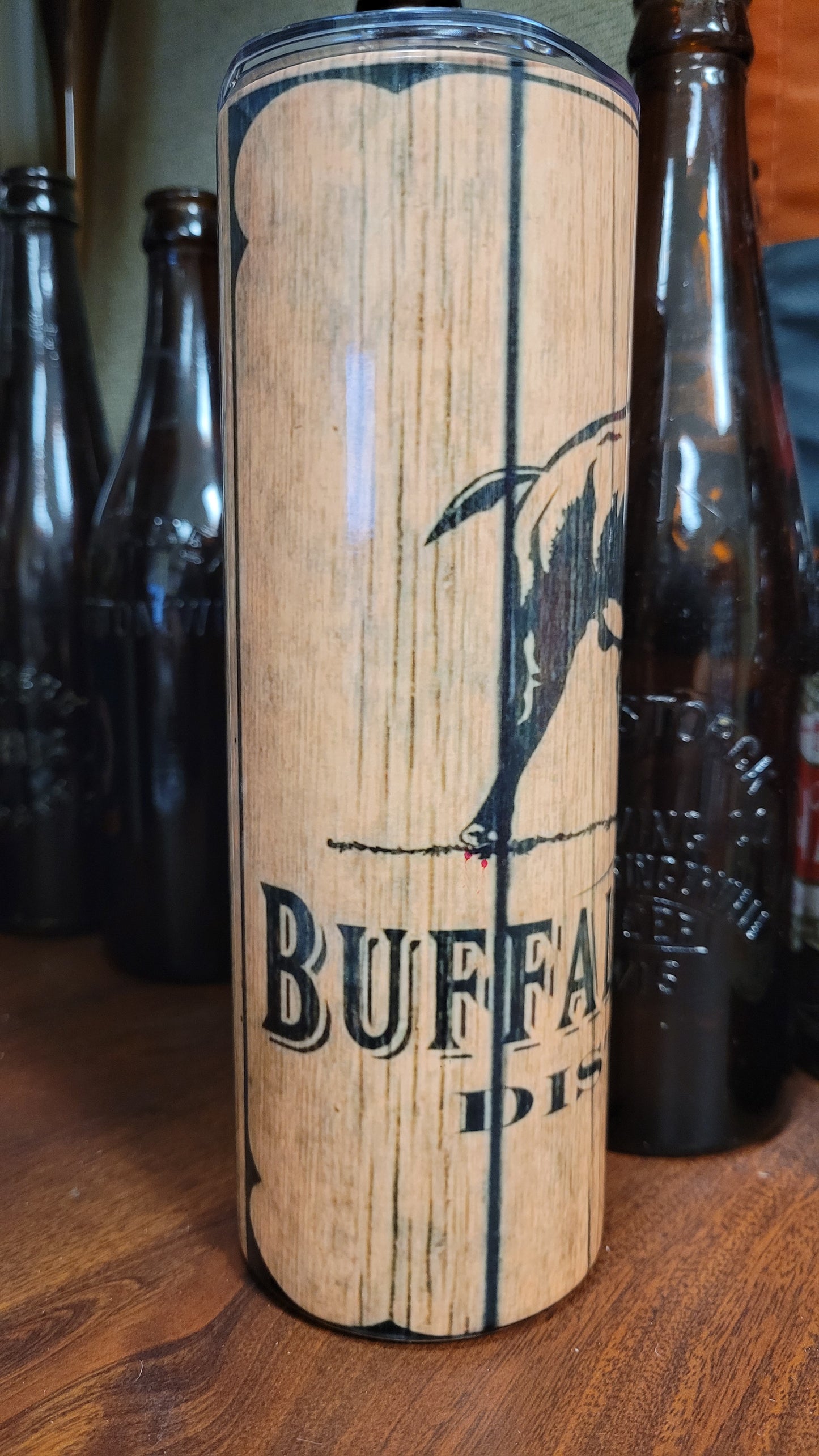 This 20 oz stainless steel Makerflo tumbler comes straight from Kentucky...Kentucky stills that is. Buffalo Trace... a quality Kentucky Straight Bourbon Whiskey is depicted beautifully here with the classic Buffalo on a wood grain finish.