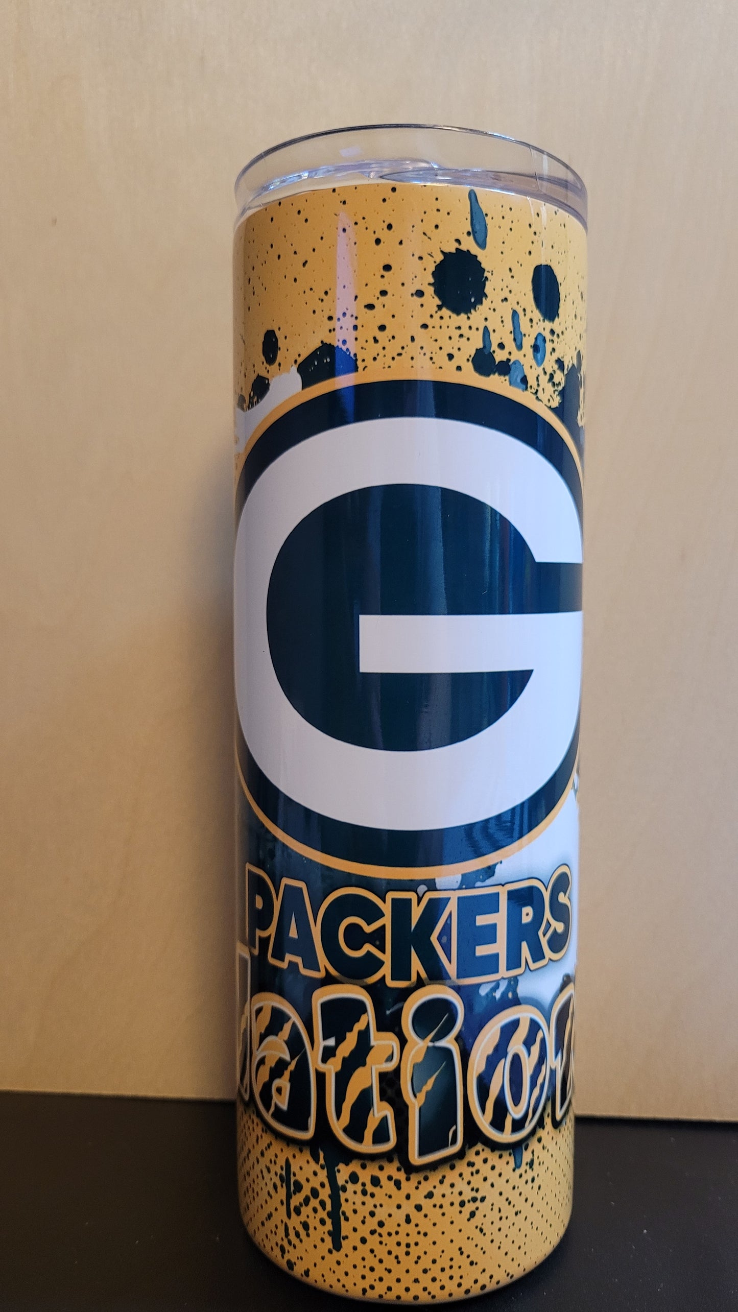 &nbsp;We present our new Sports Series to you with this Packers Paint Splash tumbler. Green &amp; gold colors in a paint splatter format for a unique look.