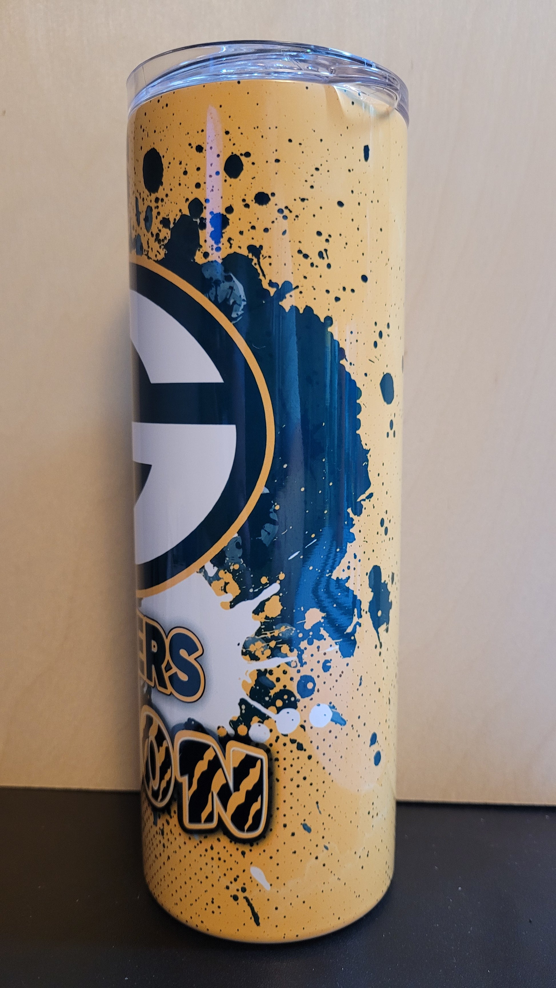 &nbsp;We present our new Sports Series to you with this Packers Paint Splash tumbler. Green &amp; gold colors in a paint splatter format for a unique look.