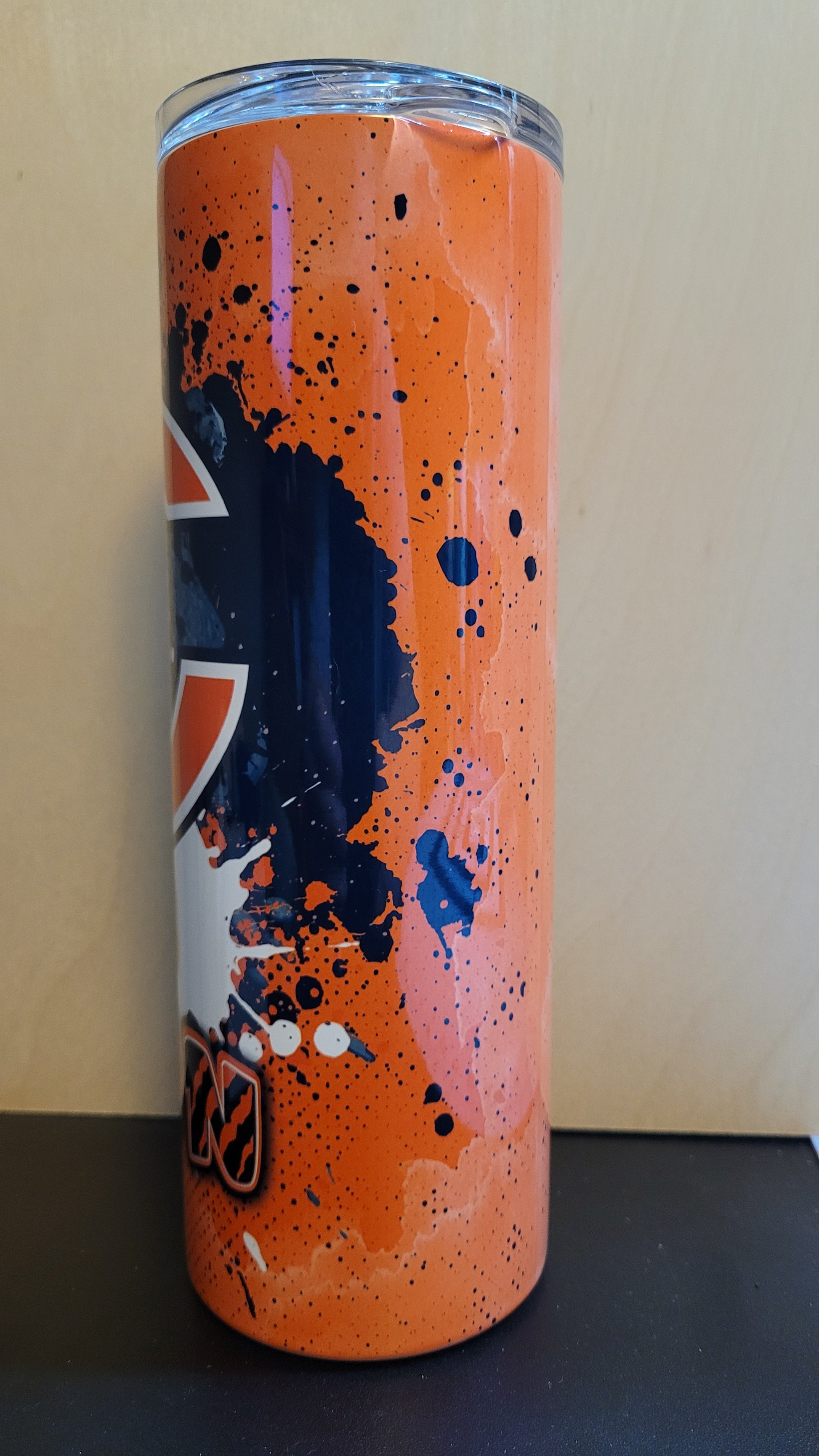 &nbsp;We present our new Sports Series to you with this Bears Paint Splash tumbler. Navy blue &amp; orange colors in a paint splatter format for a unique look.