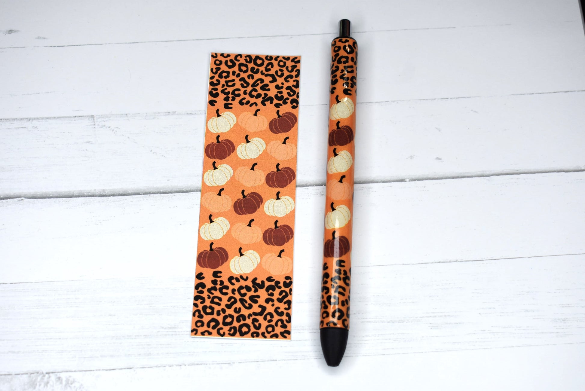 This Gel Pen has an Epoxy Resin finish, featuring leopard print ends with various pumpkins and comes with black ink and one extra black ink refill.