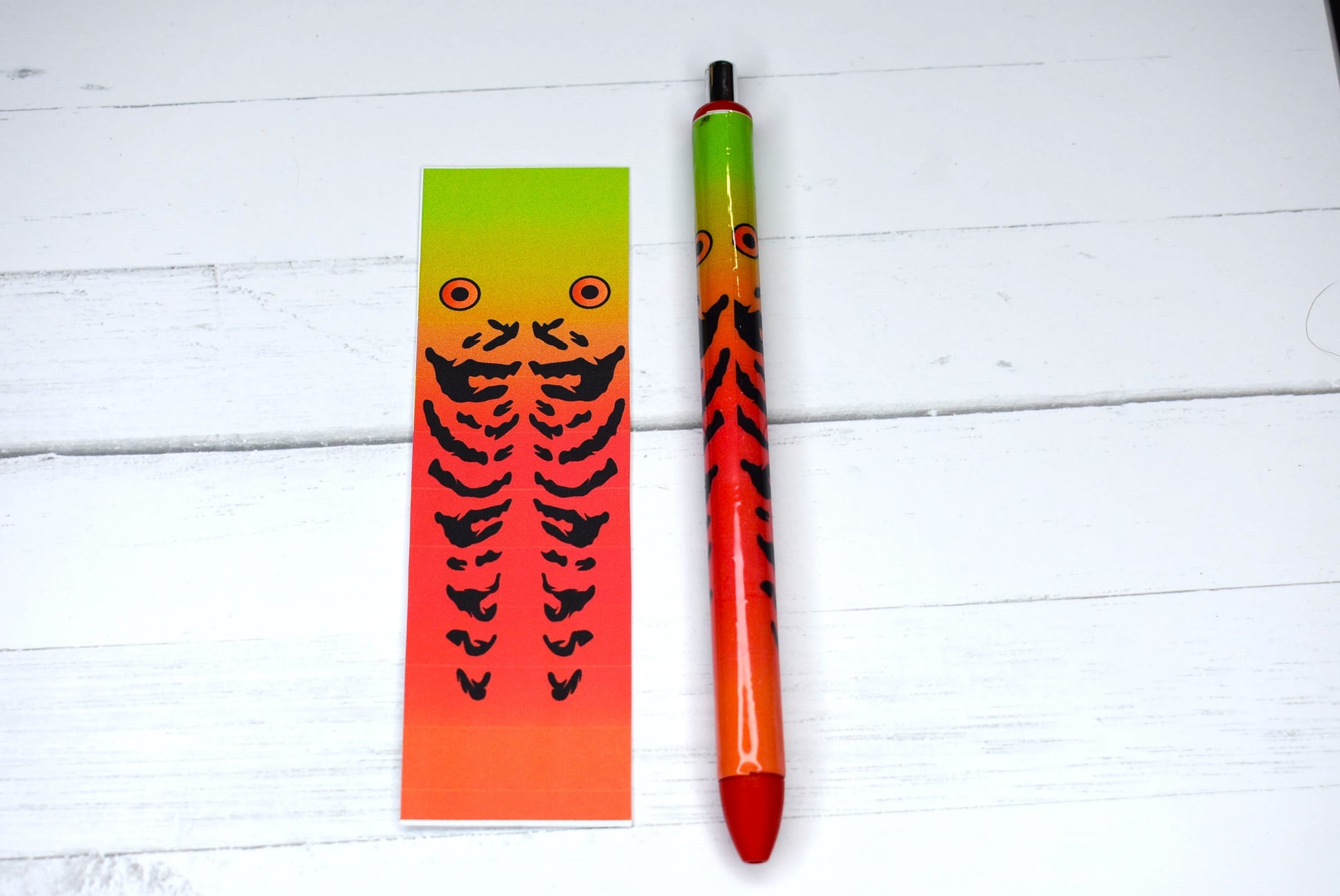 This Gel Pen boasts a durable Epoxy Resin coating and a vivid Tiger Shad fishing lure image with red ink. It comes with an additional black ink refill.