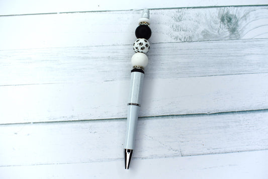 Here we have our 101 Dalmatians pen. Features a Puppy Paw print silicone focal bead with white & black beads and finished with sparkling gem rings.  Included is an extra black ink refill.